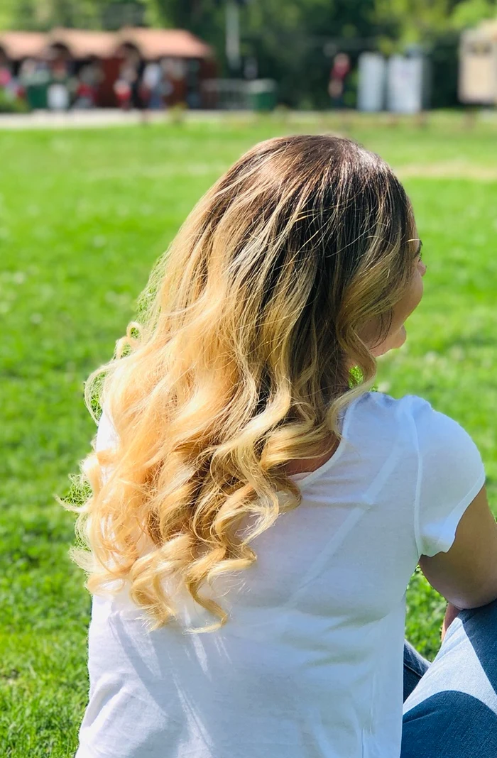 Blond lucrat în salon, văzut din spate